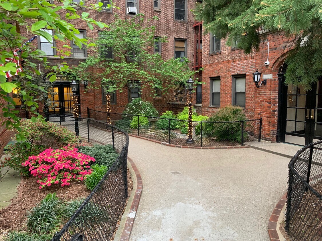 4414 Newtown Rd, Astoria, NY 11103 Condo for Rent in Astoria, NY