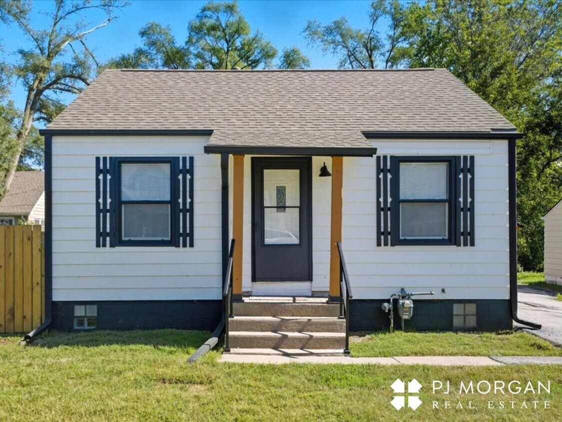 Foto principal - Stylish Updates + Spacious Yard + 2-Car Ga...