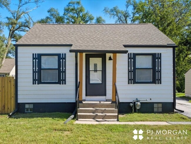 Stylish Updates + Spacious Yard + 2-Car Ga... - Stylish Updates + Spacious Yard + 2-Car Ga... House