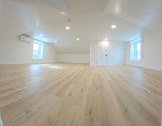 Building Photo - 225 N Main St