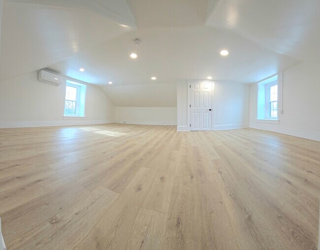 Foto del edificio - 225 N Main St