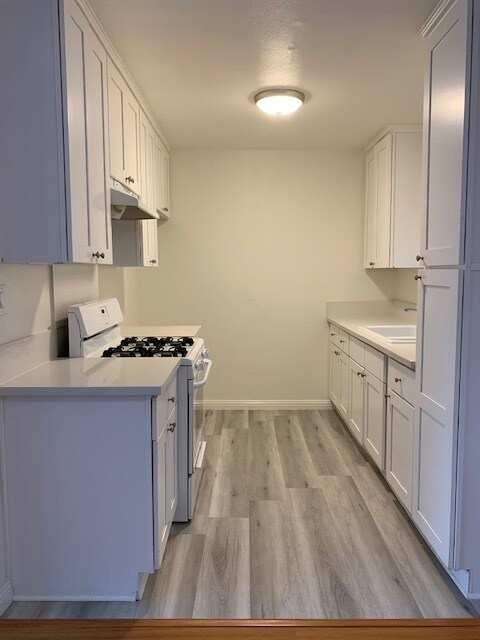 Kitchen - 1430 College View Dr
