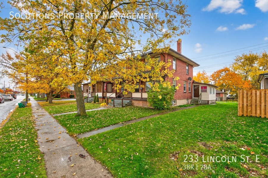 Photo principale - **3 Bedroom, 2 Bath Full House w/ Parking **