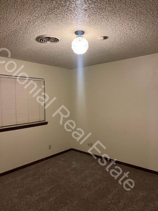 Building Photo - 2 Bed/1 Bath Apartment with Washer/Dryer H...
