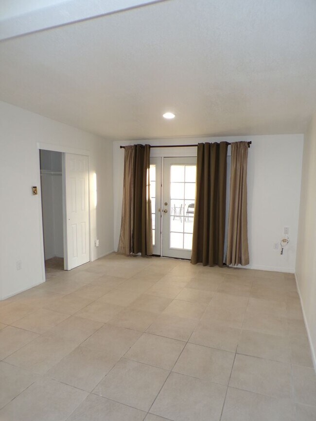 Foto del edificio - 6289 Smoketree Ave