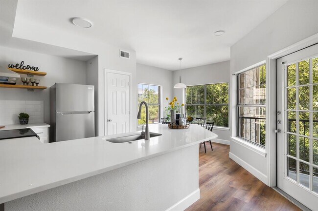 Foto del edificio - 2320 Gracy Farms Ln