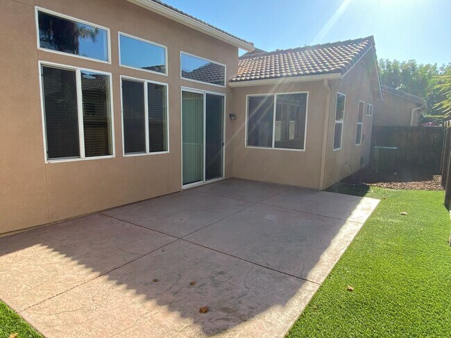 Building Photo - 2 BEDROOM 2.5 BATHROOM  + LOFT - 5233 W. F...