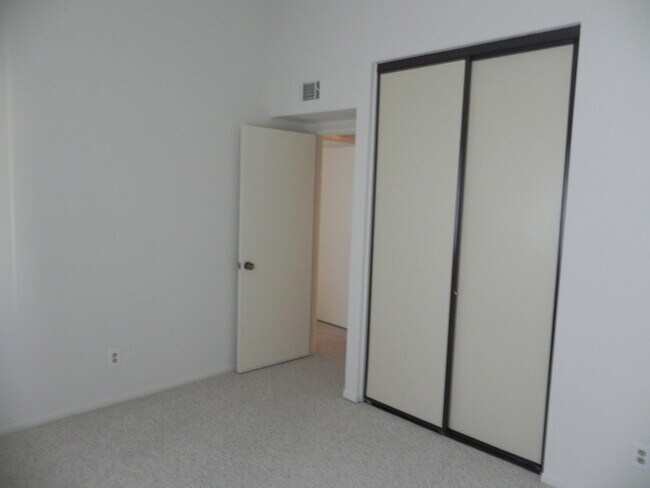 Building Photo - Large 3 bedroom 2 bath Townhouse in Hercul...