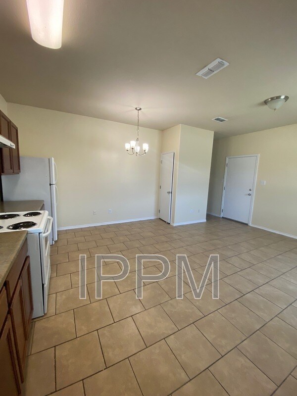 Foto del edificio - 17117 Lemon Ave