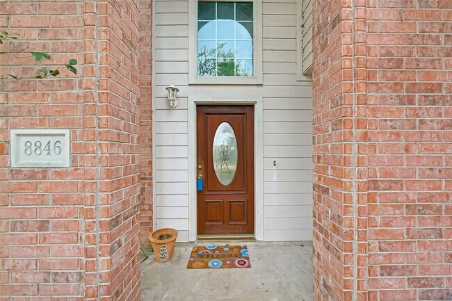 Building Photo - 8846 Gas Light Village Dr