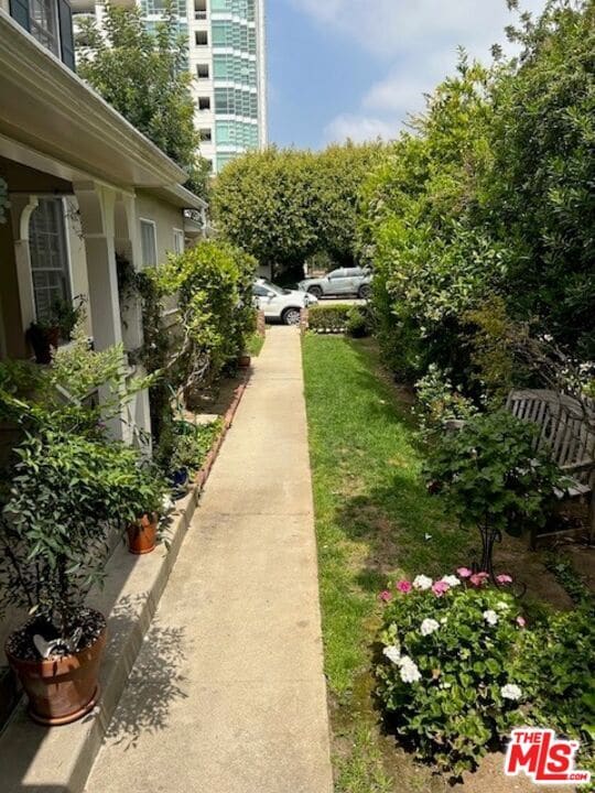 Foto del edificio - 10364 Ashton Ave