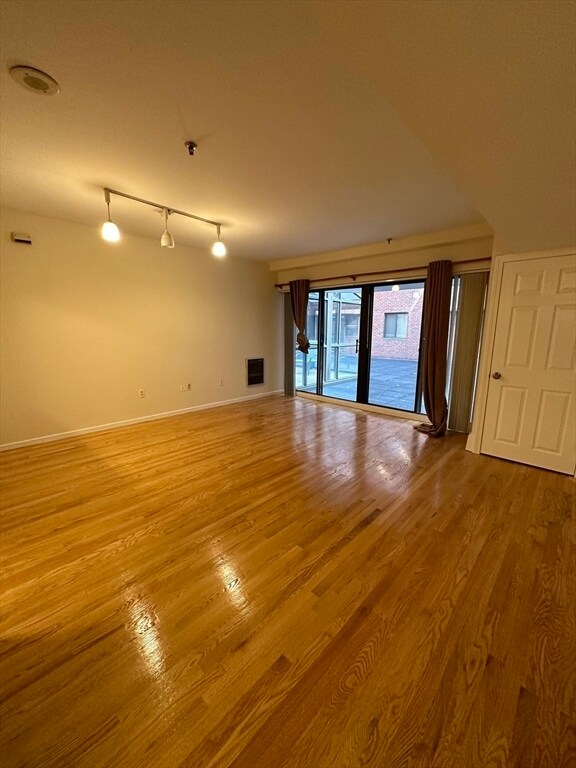 Primary Photo - 147 Kelton St