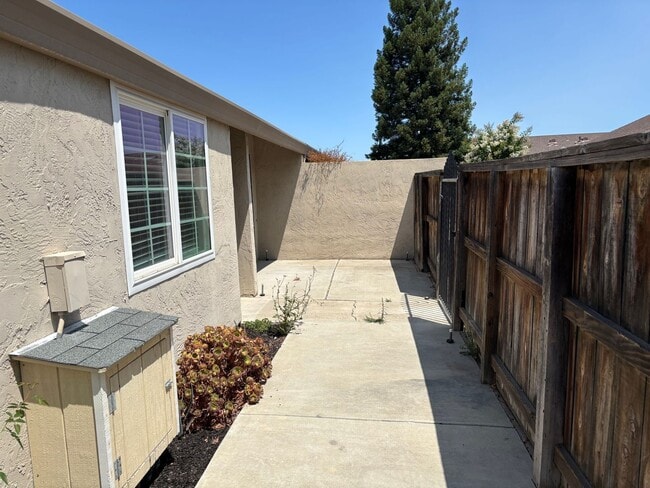 Building Photo - Brentwood Townhouse in Gated Community!