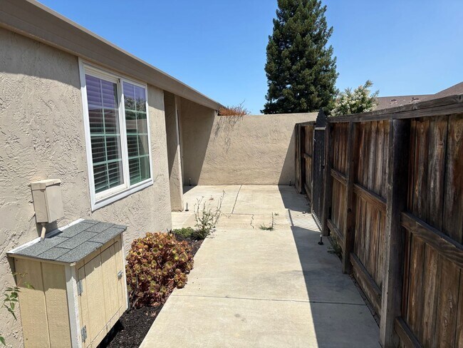 Foto del edificio - Brentwood Townhouse in Gated Community!