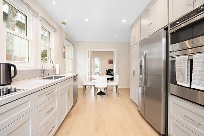 Foto del edificio - 228 W Mission St