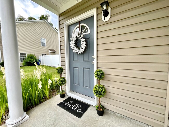 Building Photo - Ready 07-11-24! 3-Bedroom Duplex w/Garage ...