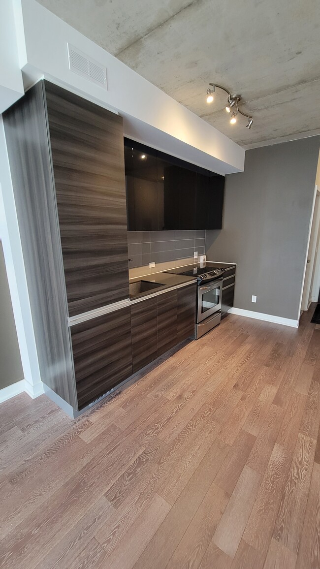 Building Photo - Large 1 BDRM + Large Den in Leslieville