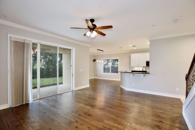 Building Photo - Beautiful 4-Bed 2.5 Bath Townhome with 2-Car Garage in Desirable Golf Course Eagle Creek/Lake Non...