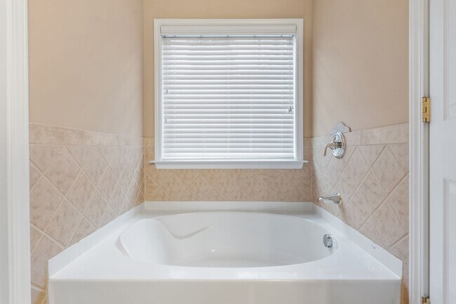 Foto del edificio - 3 Bedroom Home in John's Creek!