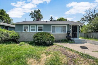 Building Photo - 977 Loretta Ave