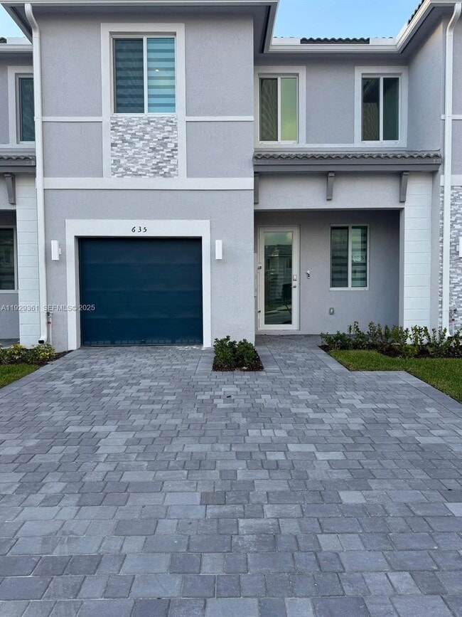 Foto del edificio - 635 SE 13th St Cir