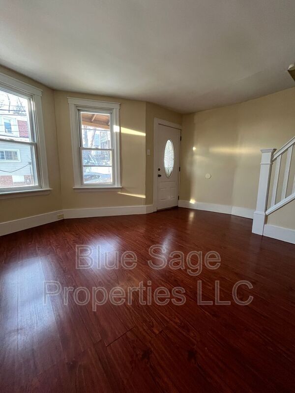 Foto del edificio - 919 Lawrence Ave