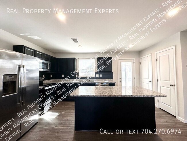 Building Photo - Charming 4BR/2.5BA Home in Charlotte!