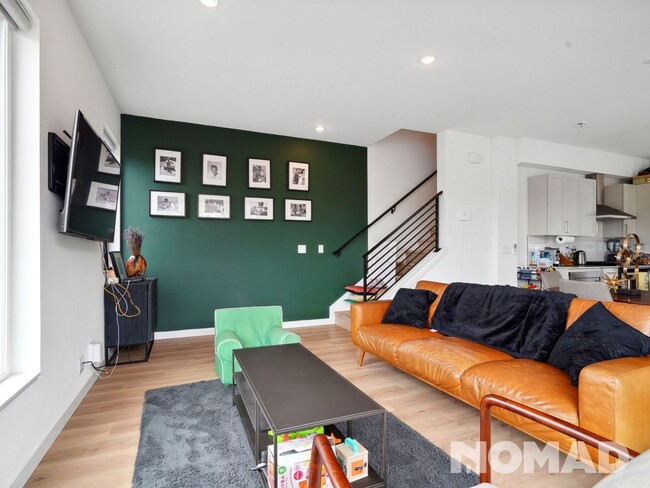 Building Photo - 3 Bedroom Townhome in Seattle