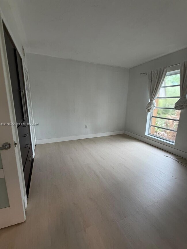 Building Photo - 1330 W 54th St