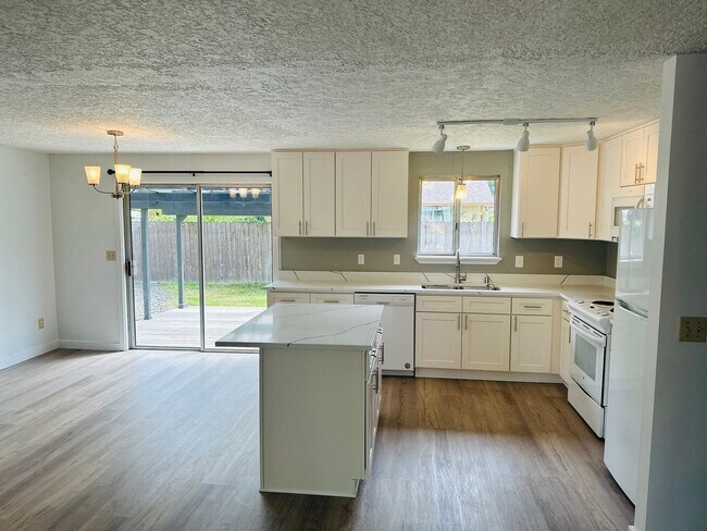 Foto del edificio - Charming Beautifully Updated Home w/ RV Parking