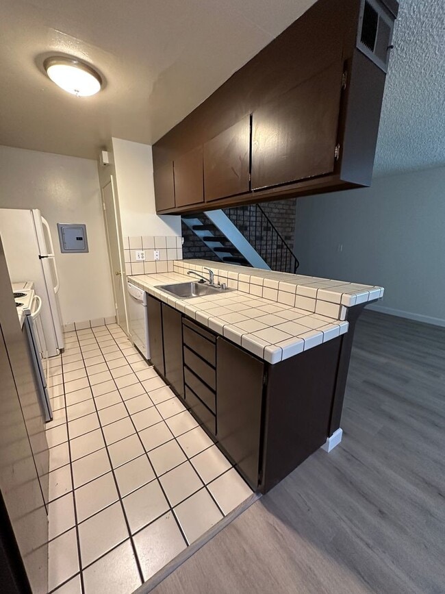 Foto del edificio - Townhouse 2 bedroom 1 bath, new paint. new...