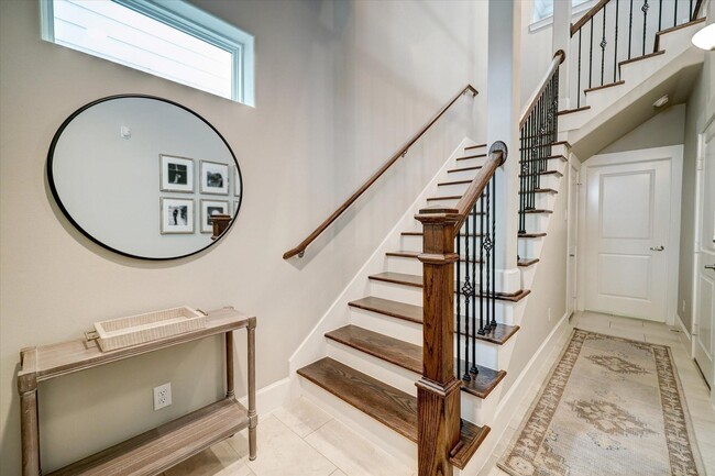 Building Photo - 870 Wakefield Dr