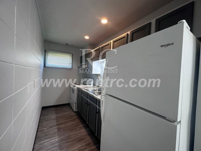 Building Photo - 1005-8 Oak-