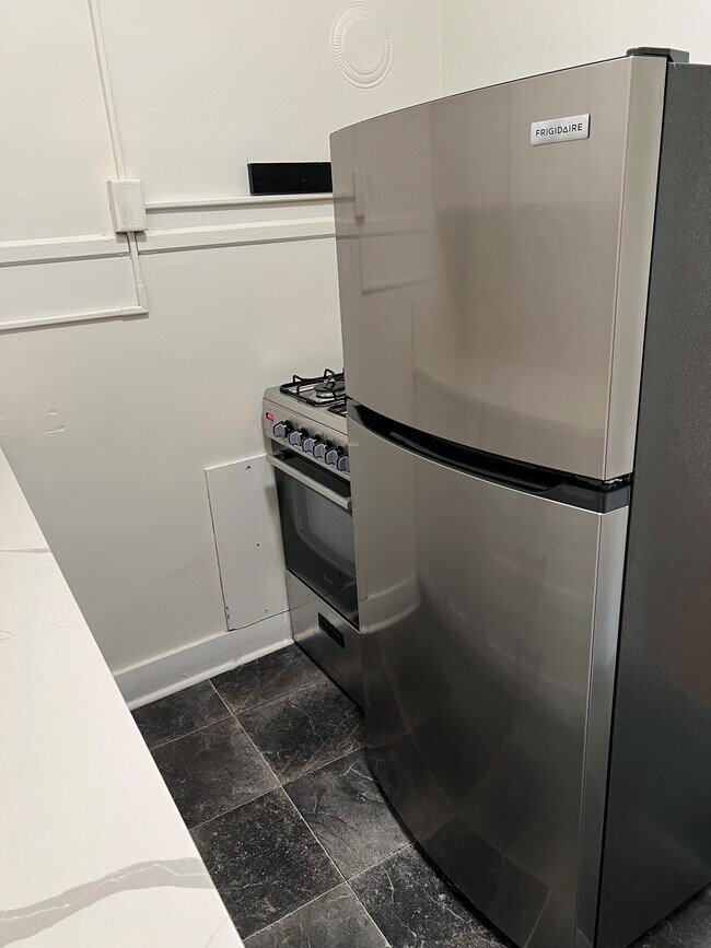 Building Photo - 144 E 2nd Ave