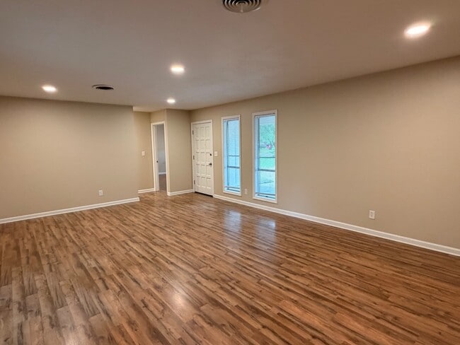 Foto del edificio - 3507 Camellia Cir