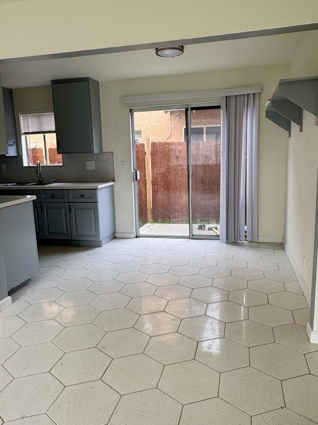 Building Photo - 1951 N Ventura Rd