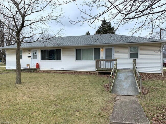 Building Photo - 1612 Maple Dr