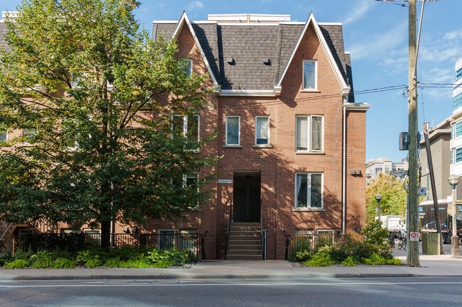 Photo du bâtiment - 100 Strachan Ave