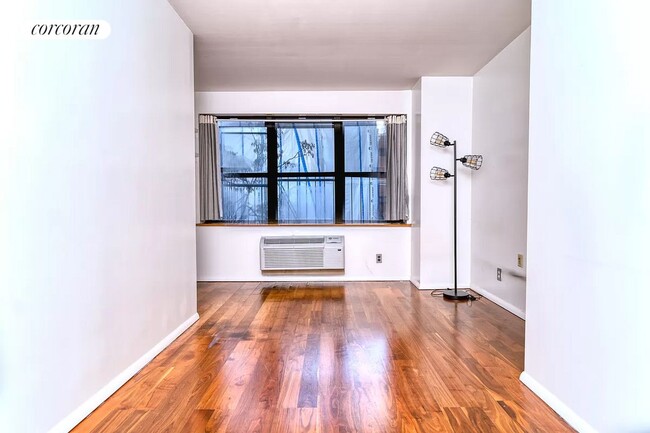 Building Photo - 230 E 52nd St