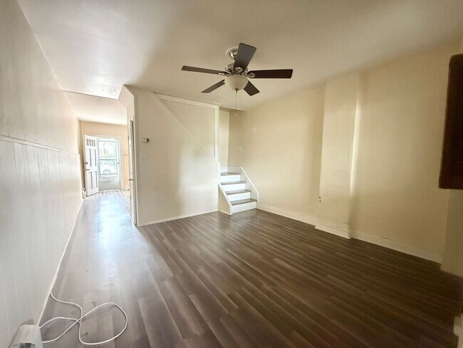 Foto del edificio - Charming 2-Bedroom Home with Backyard in t...