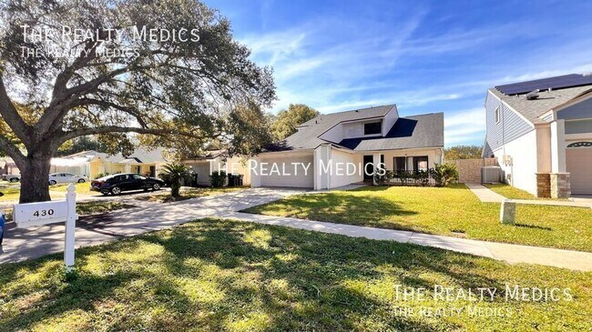 Foto del edificio - 430 Red Coat Ln