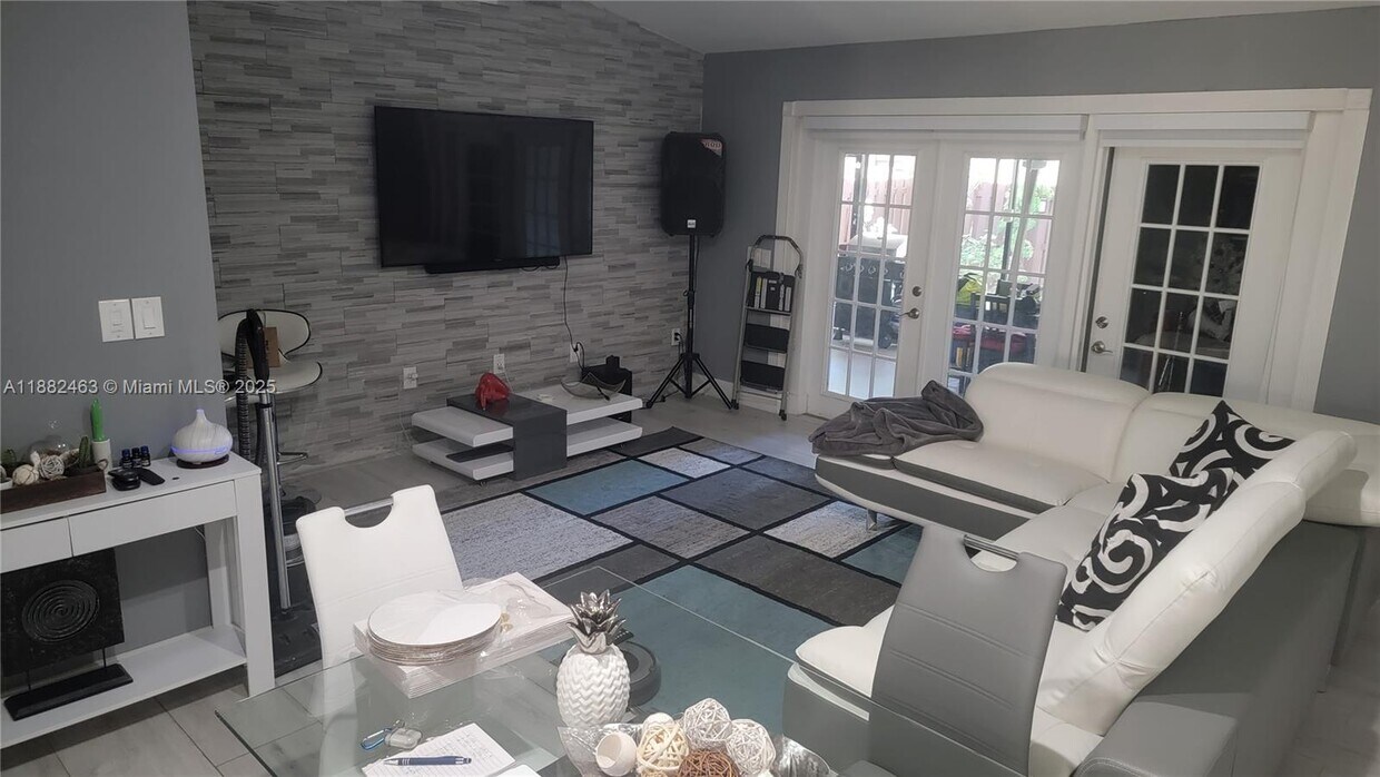 Foto principal - 9770 NW 15th Ct