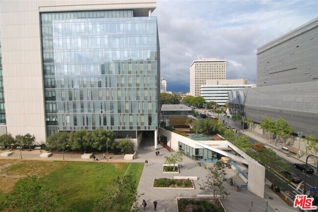 Foto del edificio - 108 W 2nd St