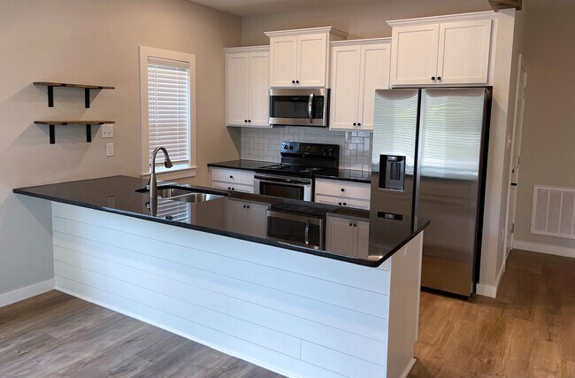 Foto del edificio - 108 N Hazel St