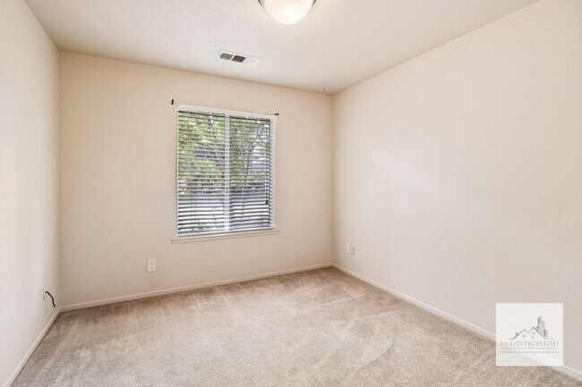 Foto del edificio - 3426 W Dovewood Ave
