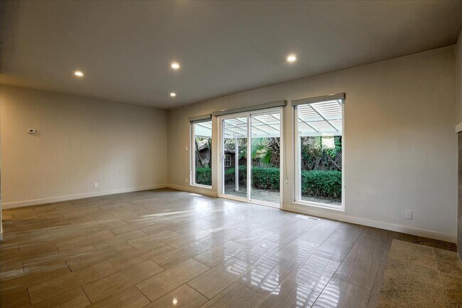 Building Photo - 1357 Park Dr