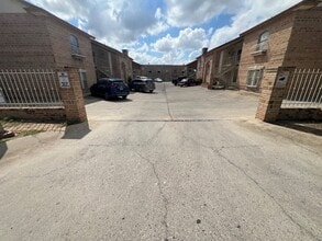 Building Photo - 1419 E Gustavus St