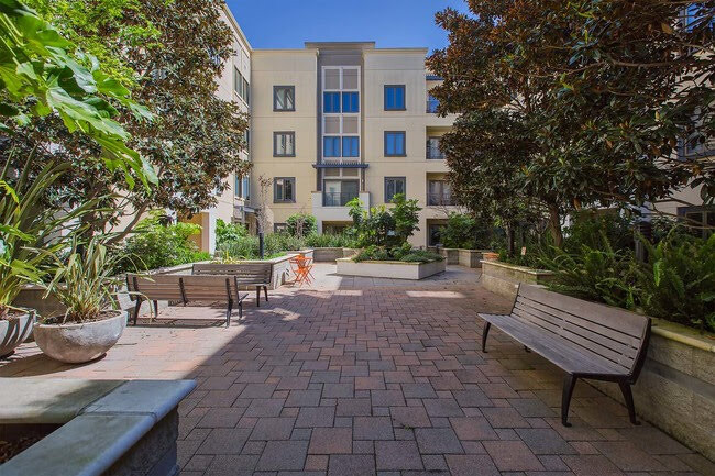 Common Patio Area - 438 W Grand Ave