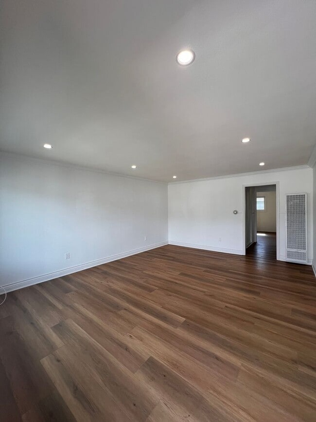 Building Photo - Central Huntington Beach 2 bed 1 bath