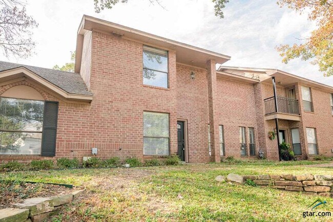 Building Photo - 5917 Hollytree Dr
